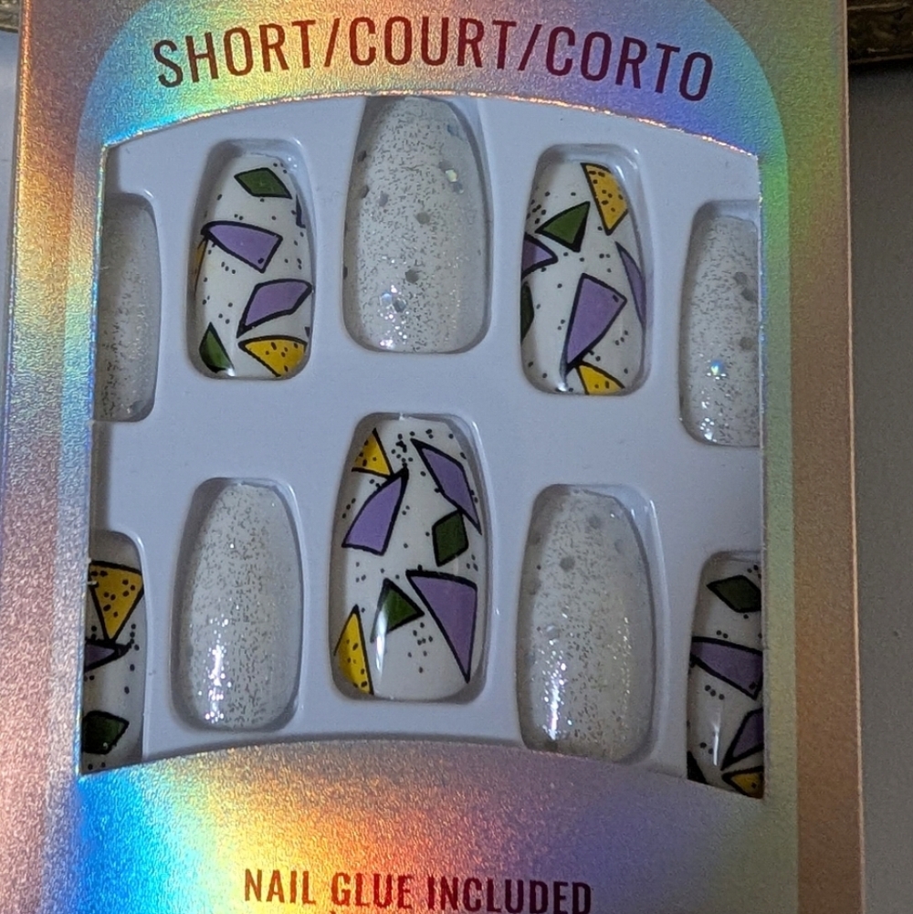 Press-On Nails Short Coffin Tips Graphic Print